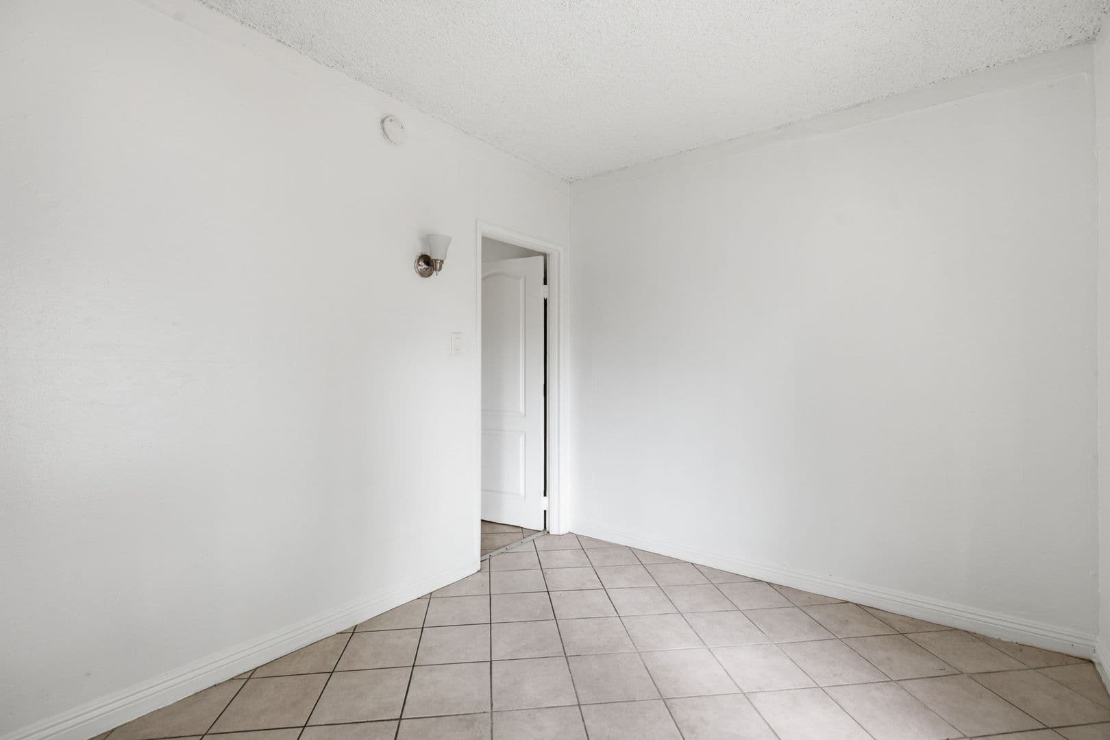 Los Angeles Apartment: 612 E 83rd St