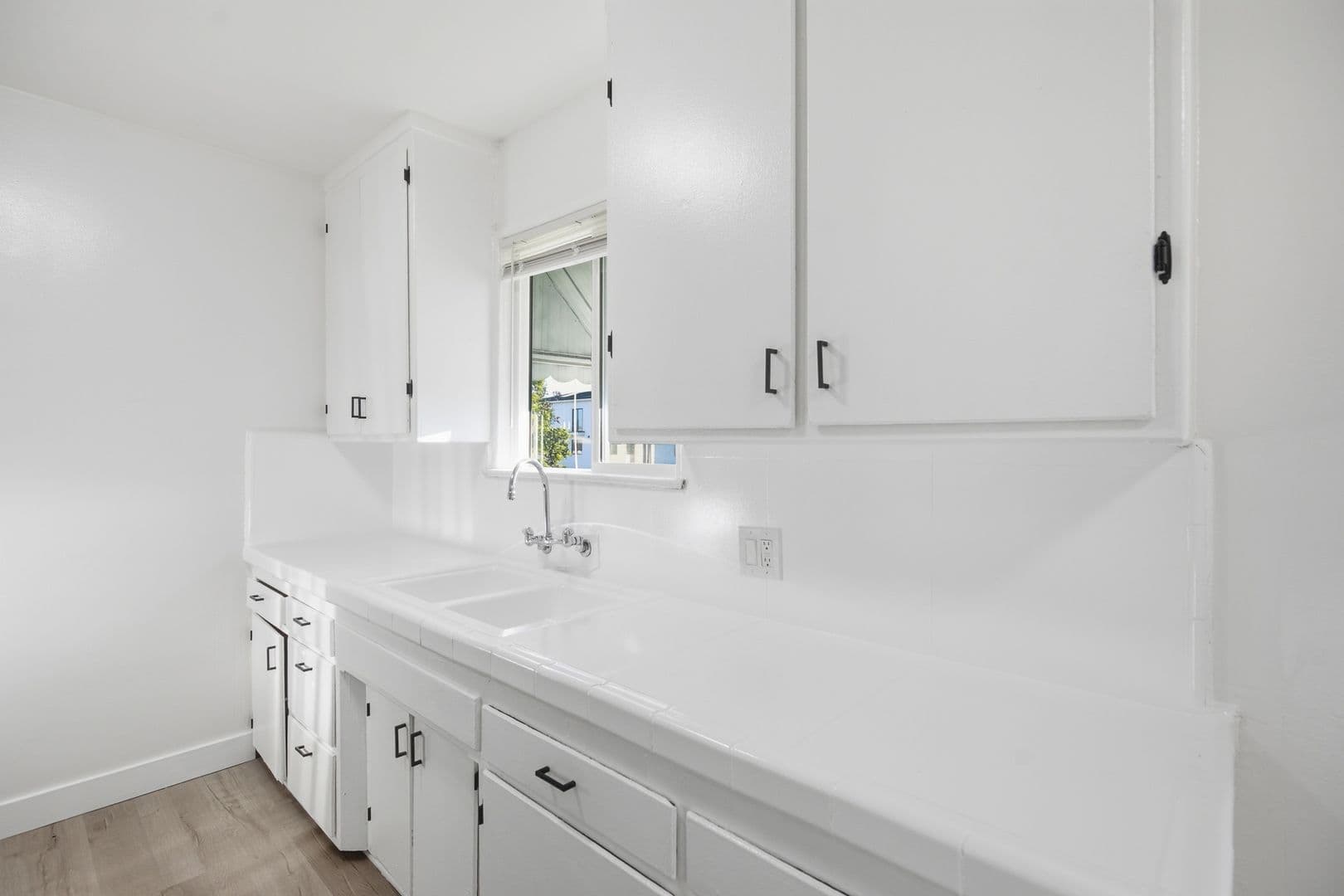 Van Nuys Apartment: 6860-6870 Hazeltine Avenue