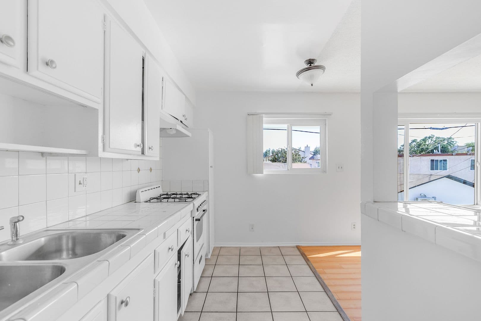 Van Nuys Apartment: 14106 Delano Street