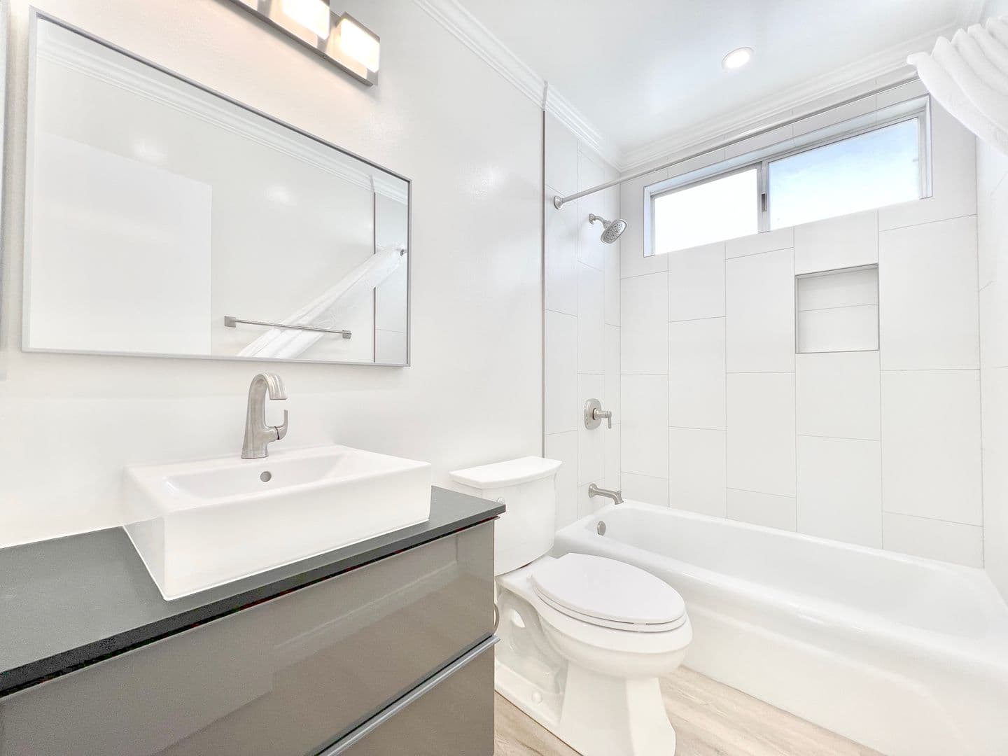 Santa Monica Apartment: 1142-1148 9th St