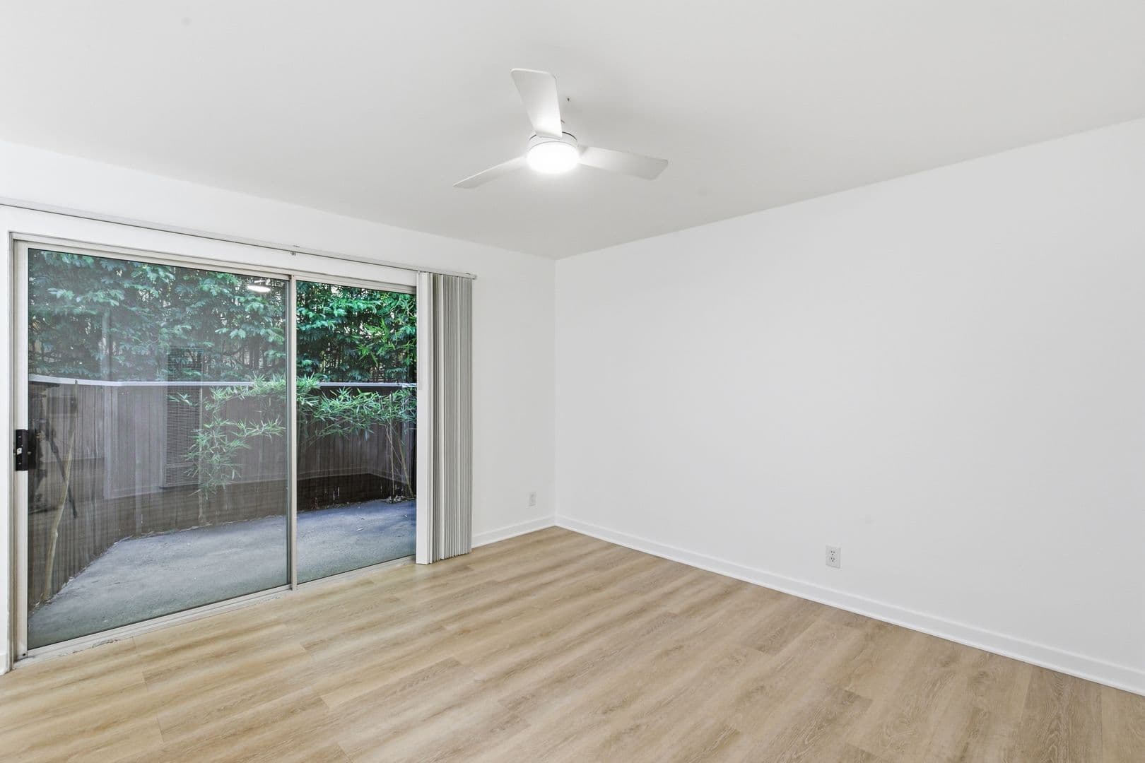 Los Angeles Apartment: 1453 S Westgate Ave