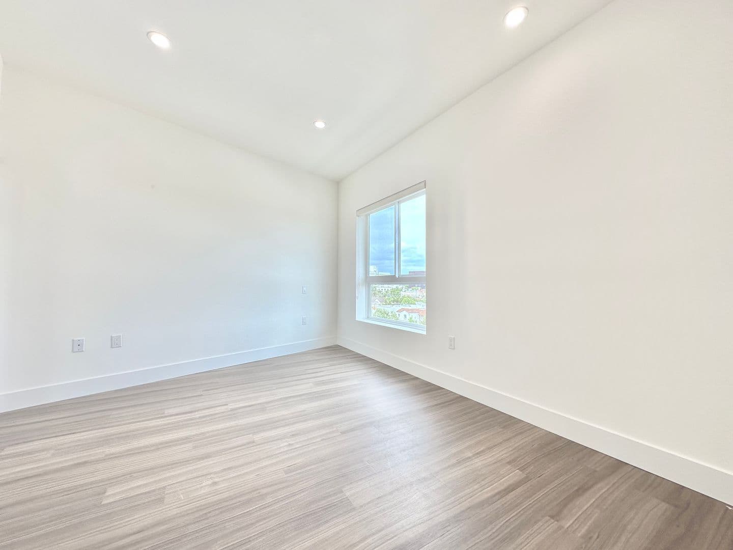 Los Angeles Apartment: 838 S La Brea Ave