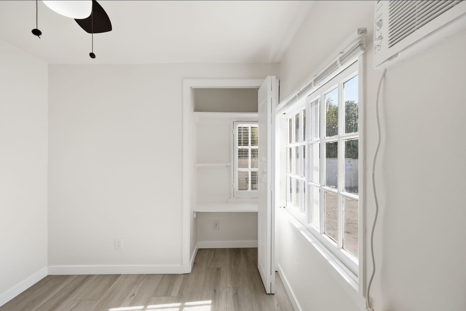 Van Nuys Apartment: 6860-6870 Hazeltine Avenue