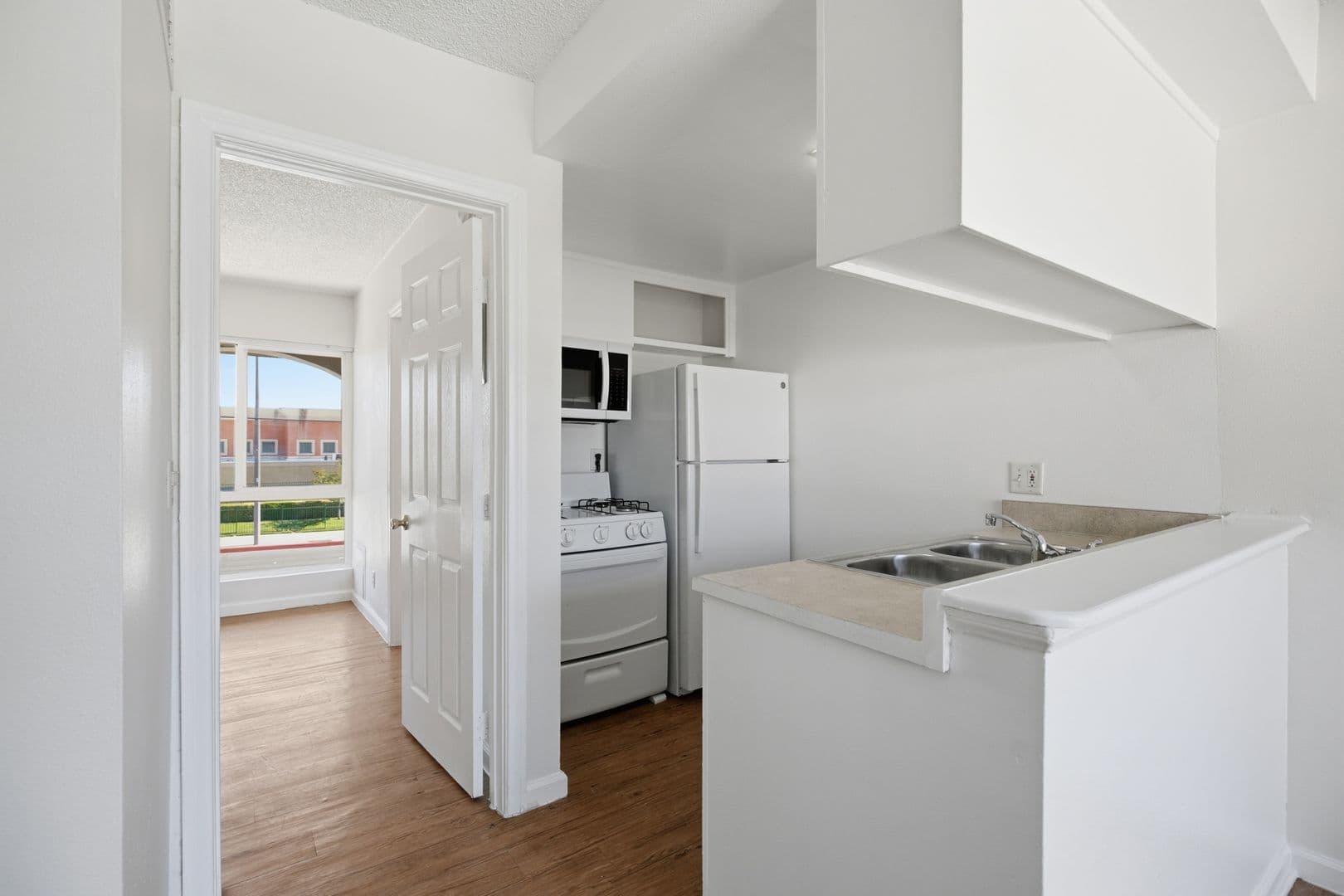 Pomona Apartment: 475 E Foothill Blvd