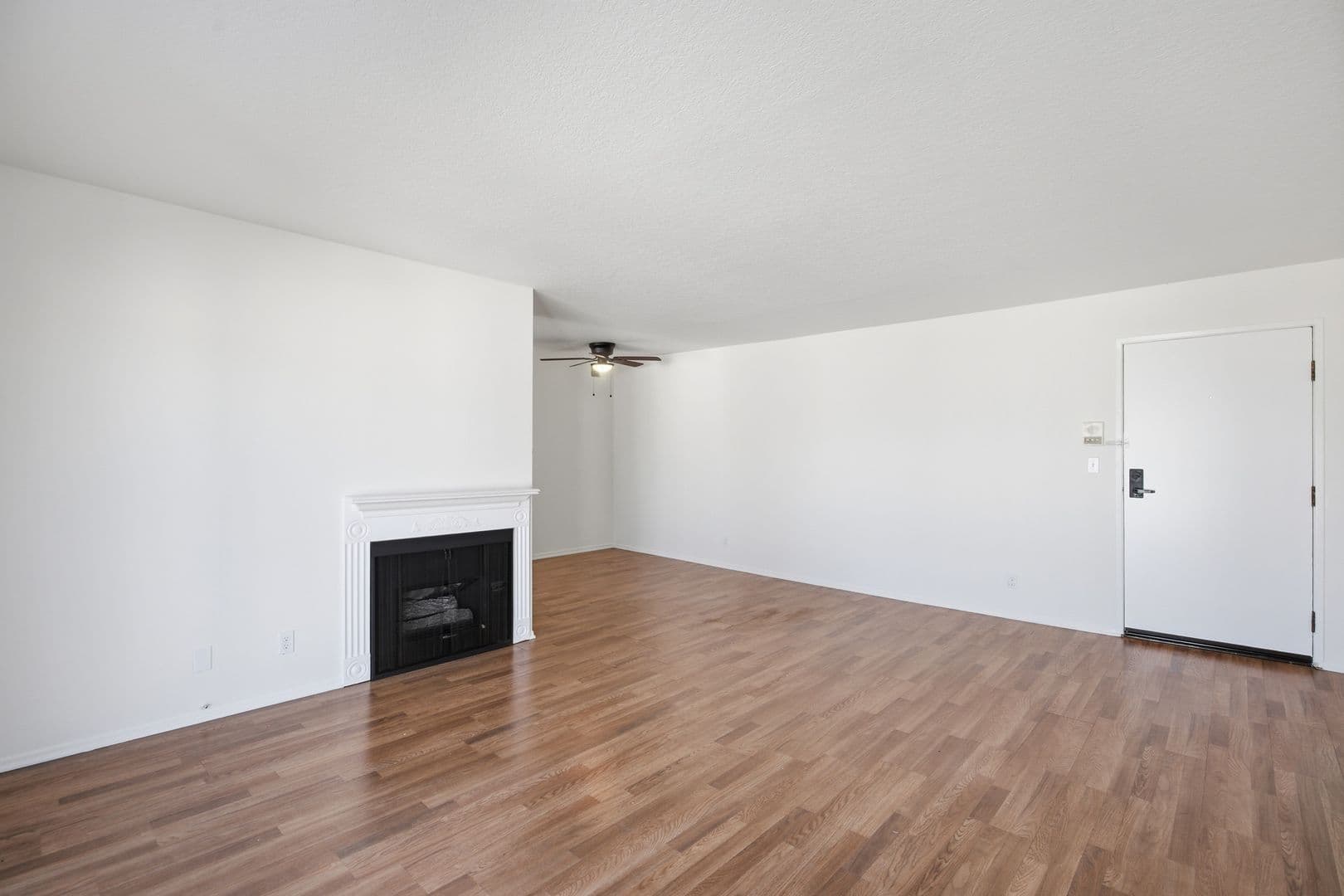 Sherman Oaks Apartment: 14455 Dickens St