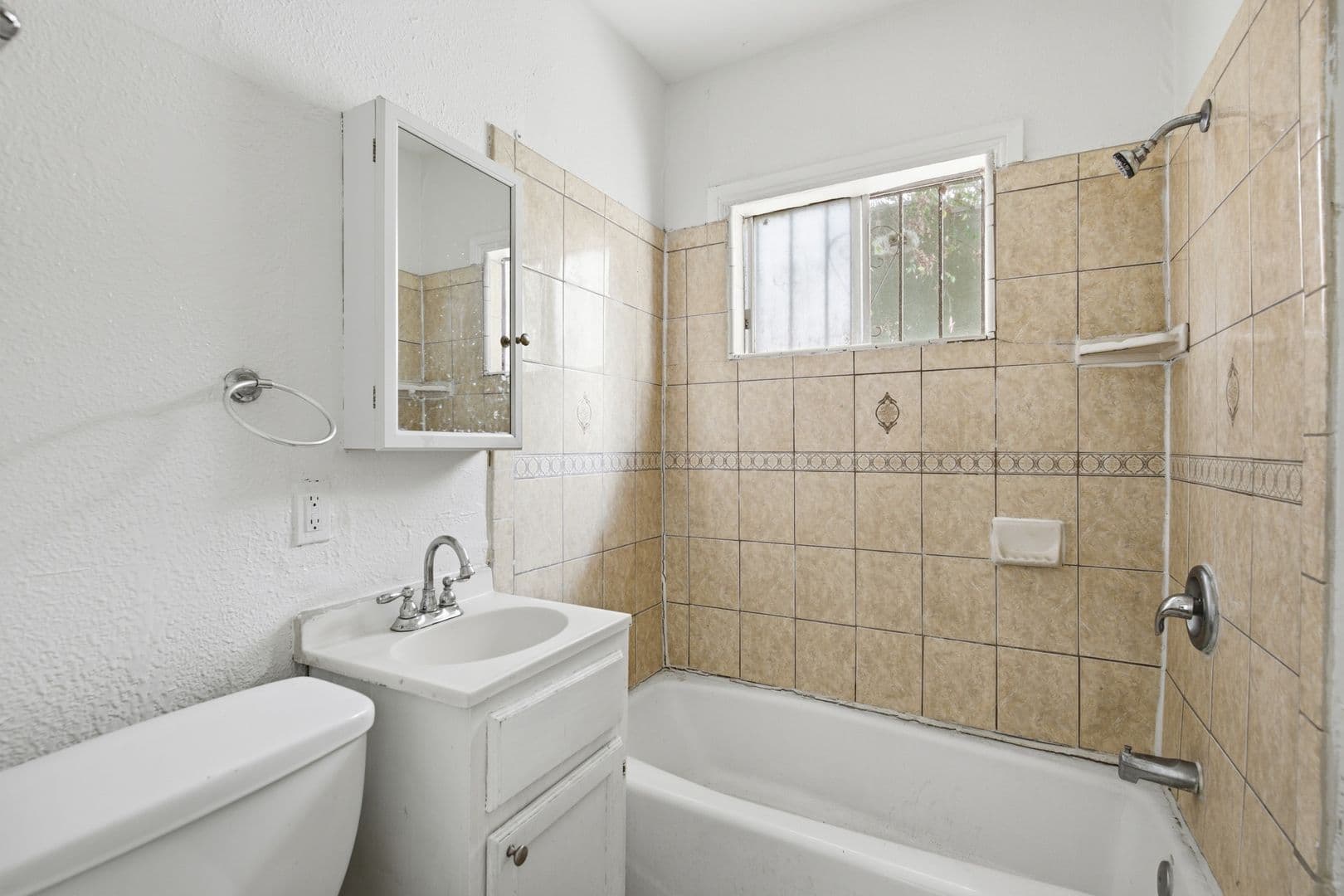 Los Angeles Apartment: 612 E 83rd St