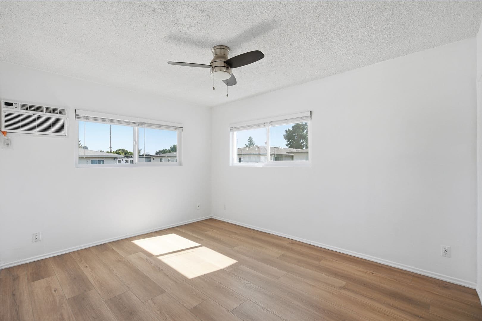 Reseda Apartment: 6632 Darby Ave