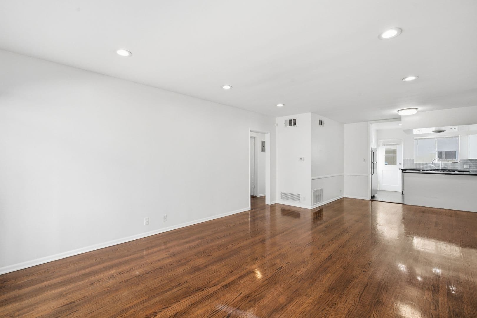 Beverly Hills Apartment: 357 S Elm Dr