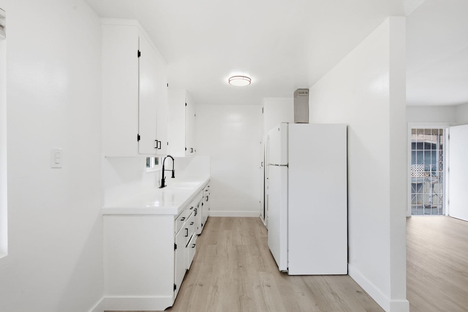 Van Nuys Apartment: 6860-6870 Hazeltine Avenue