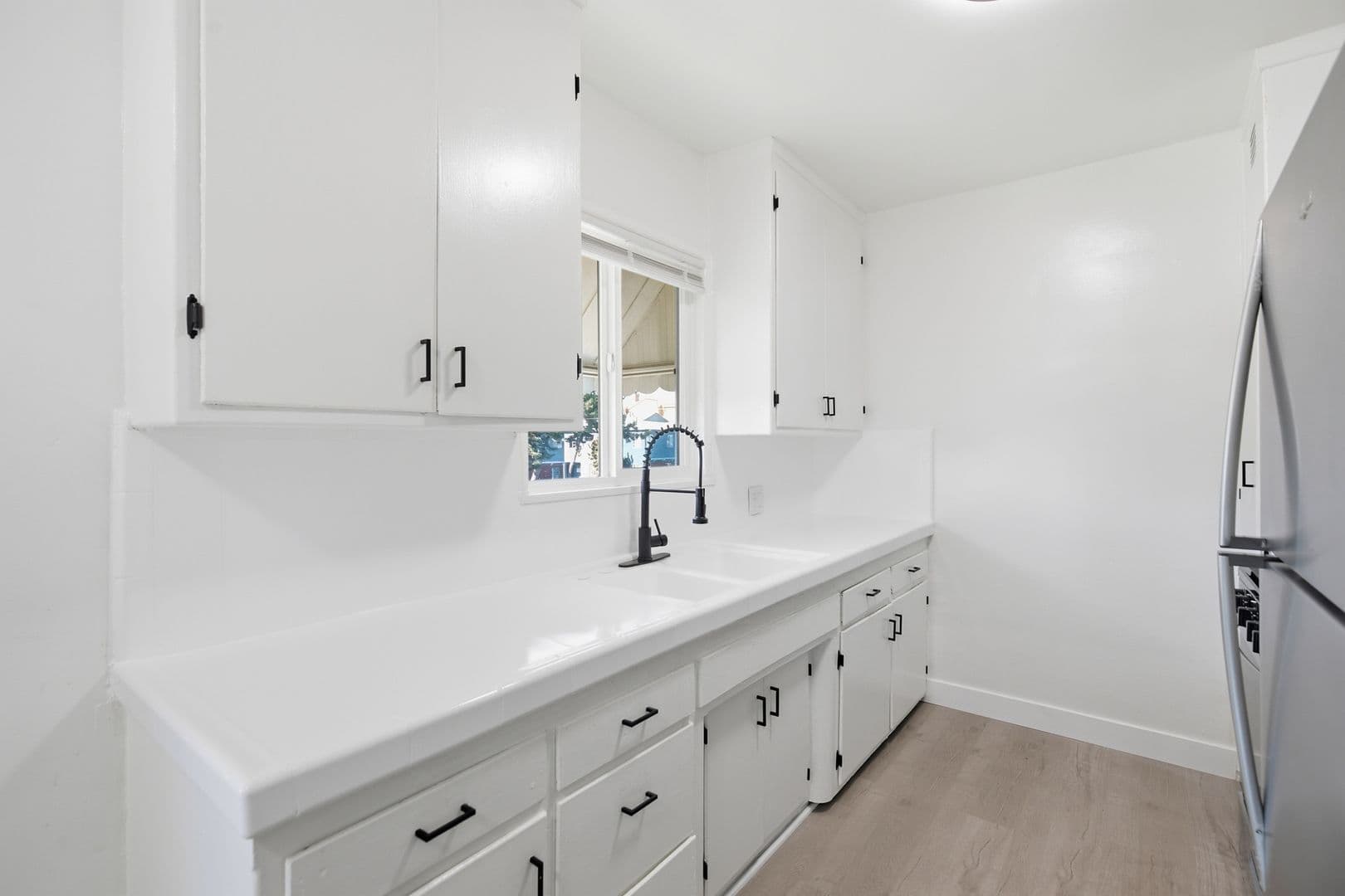 Van Nuys Apartment: 6860-6870 Hazeltine Avenue
