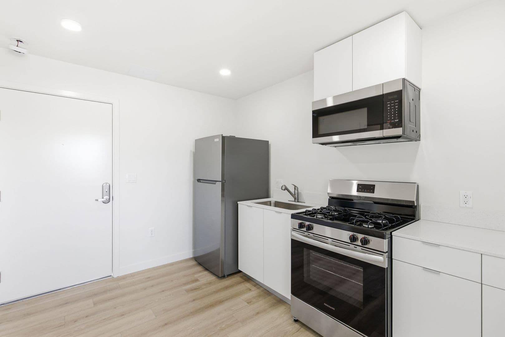 Los Angeles Apartment: 7655 San Pedro Street