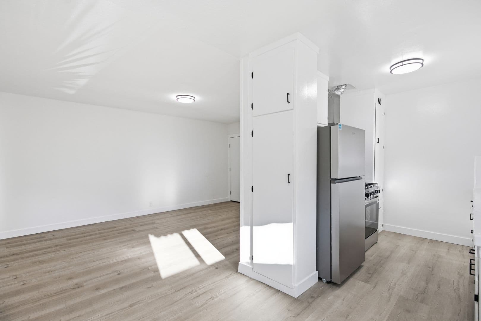 Van Nuys Apartment: 6860-6870 Hazeltine Avenue