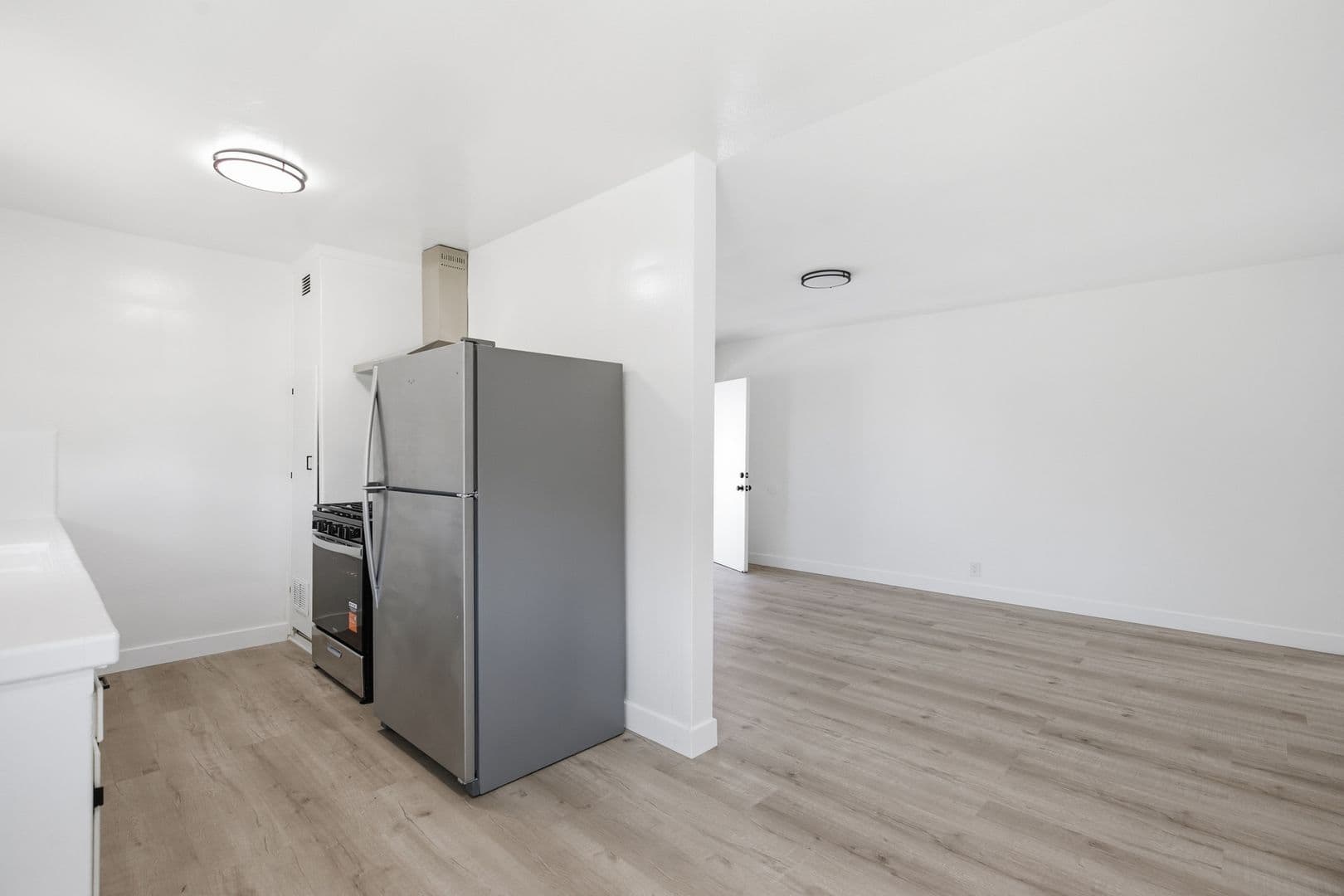 Van Nuys Apartment: 6860-6870 Hazeltine Avenue
