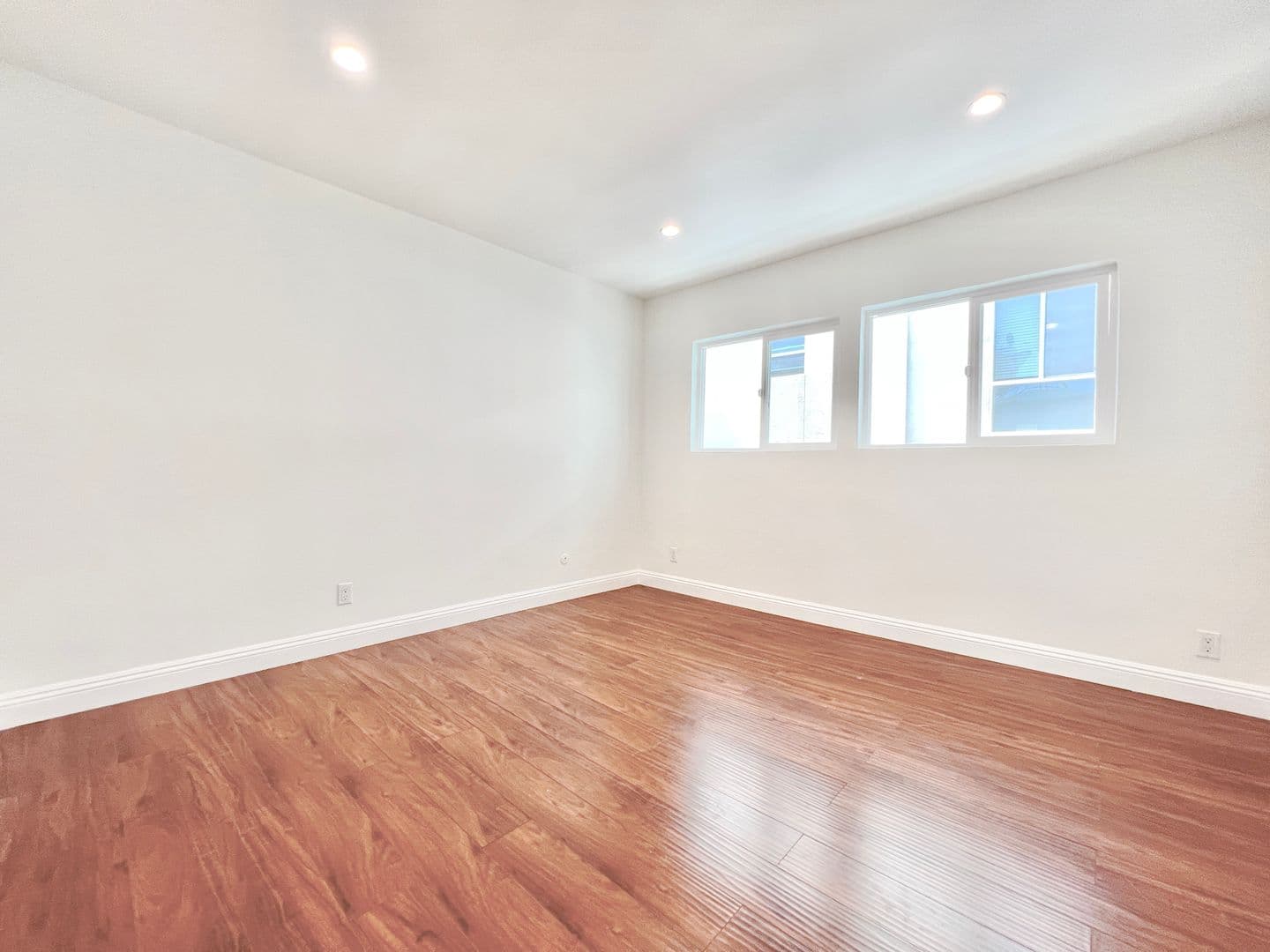 Los Angeles Apartment: 956 Elden Ave