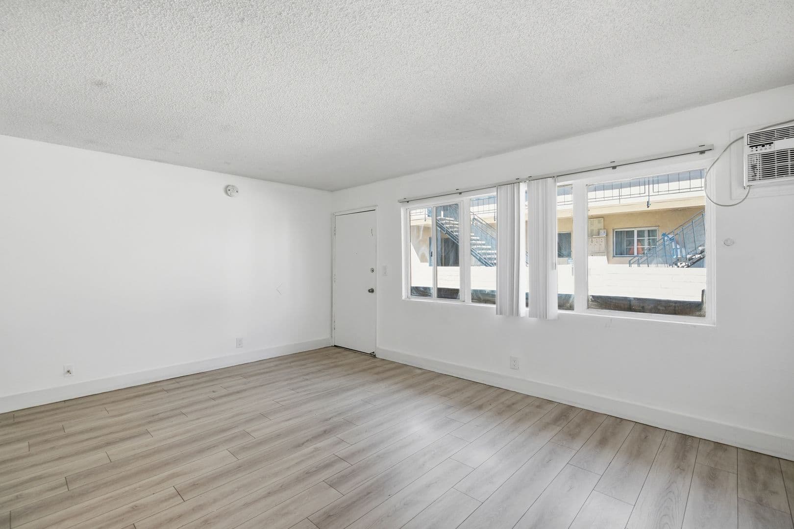Los Angeles Apartment: 3318 Drew Street