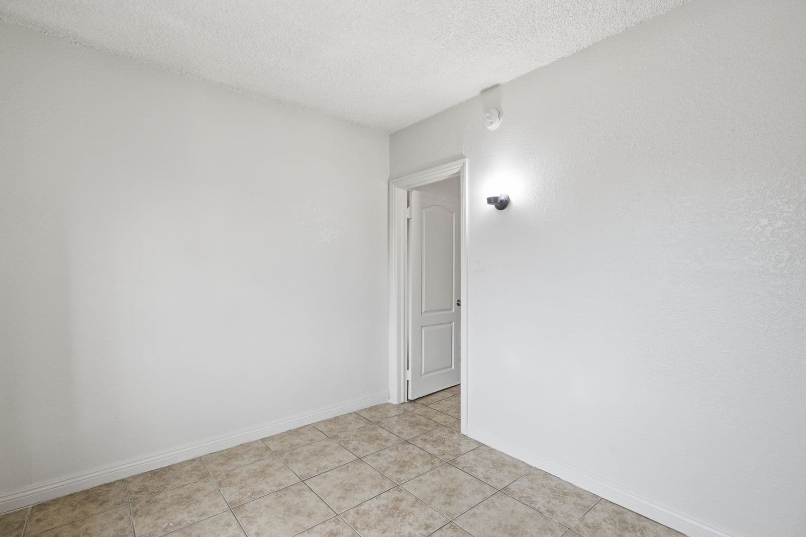 Los Angeles Apartment: 612 E 83rd St