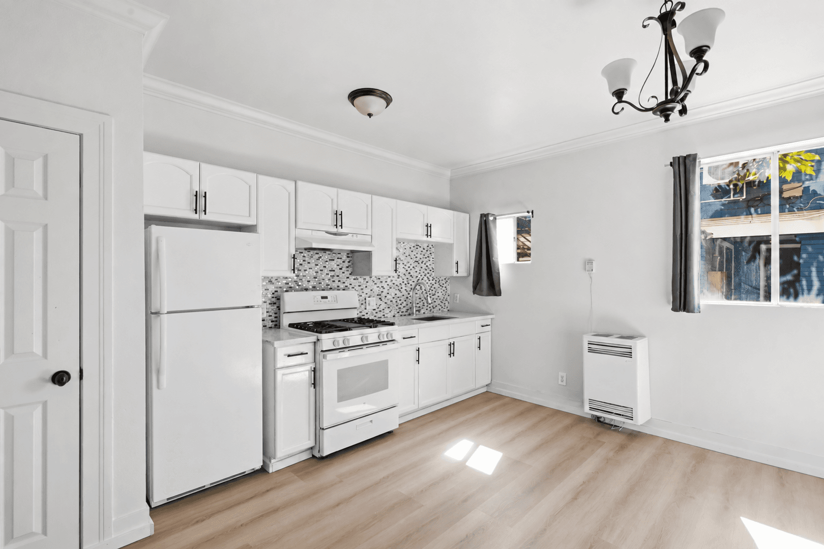 Los Angeles Apartment: 1444 W 28th St