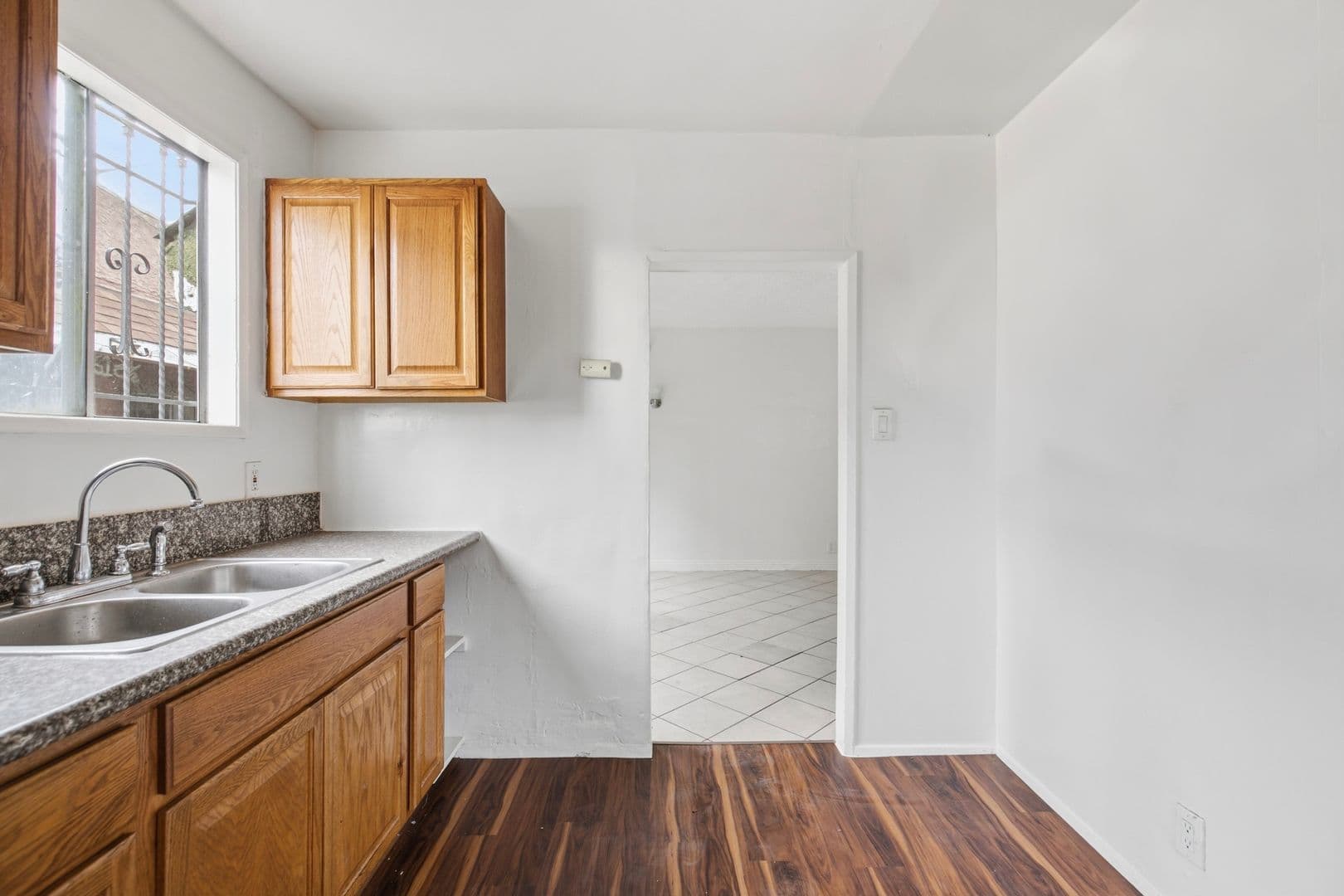 Los Angeles Apartment: 612 E 83rd St