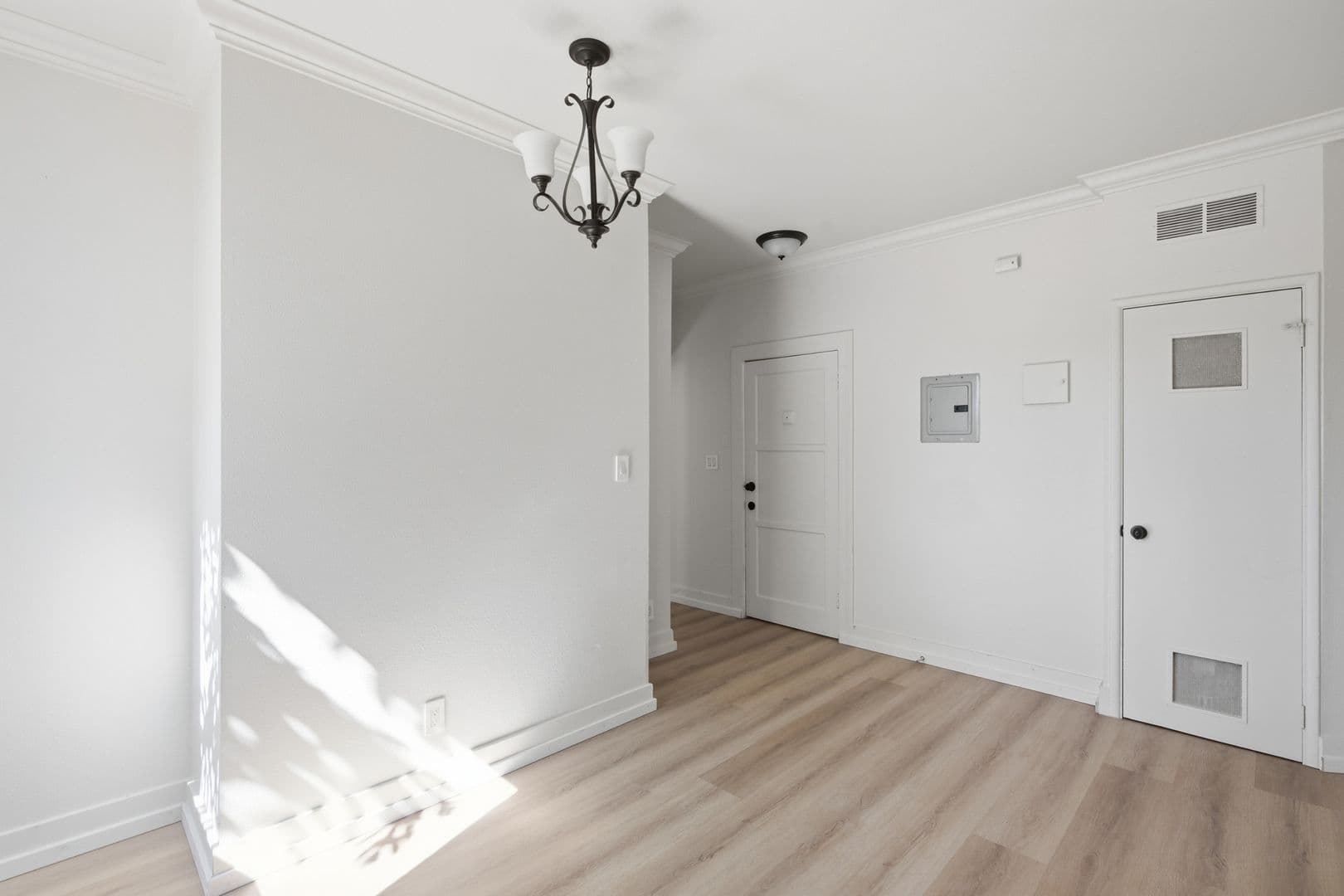 Los Angeles Apartment: 1444 W 28th St