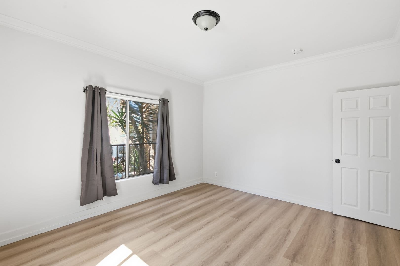 Los Angeles Apartment: 1444 W 28th St