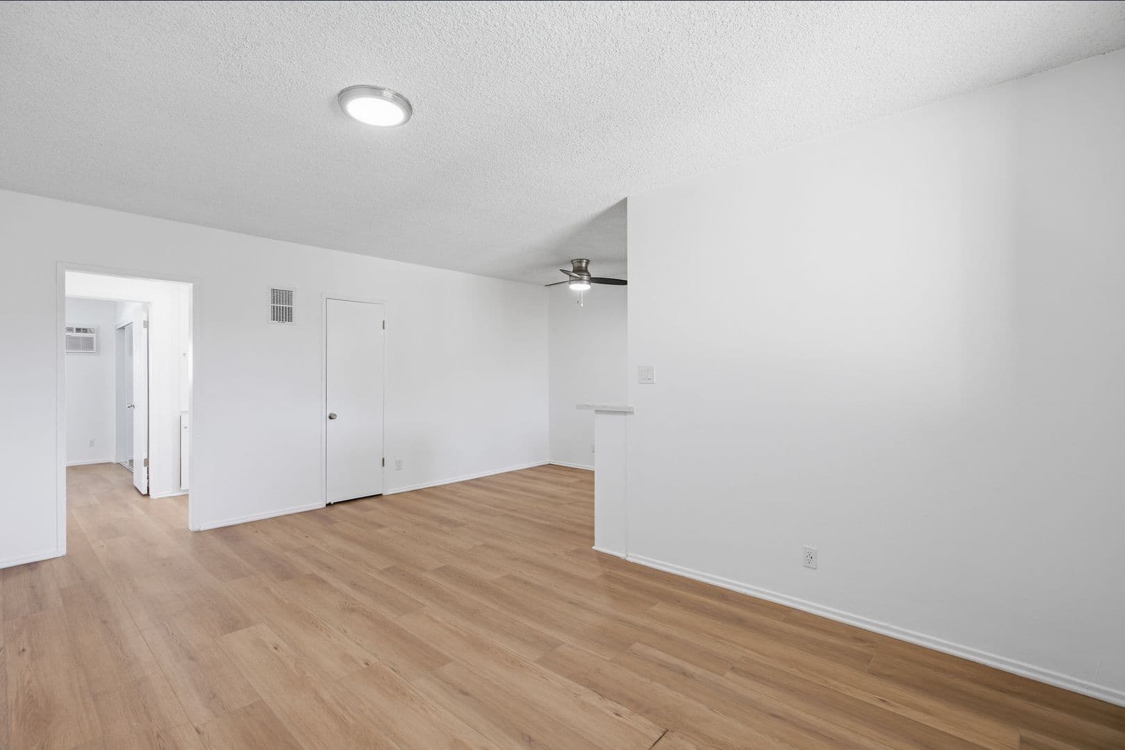 Reseda Apartment: 6632 Darby Ave