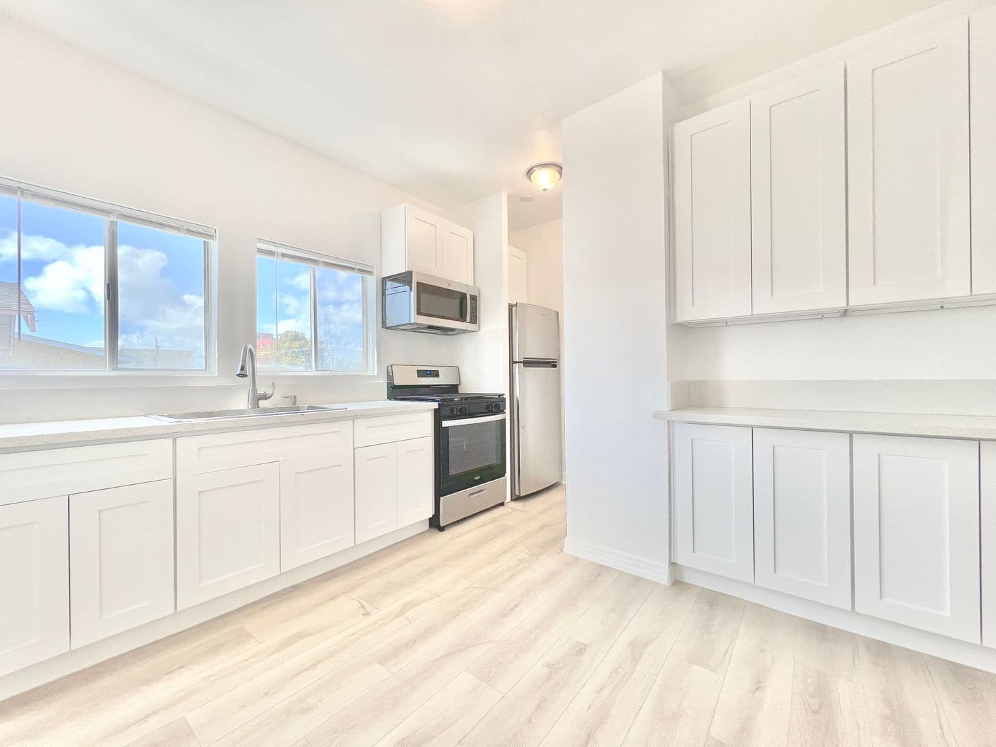 Los Angeles Apartment: 707 W 48th Street