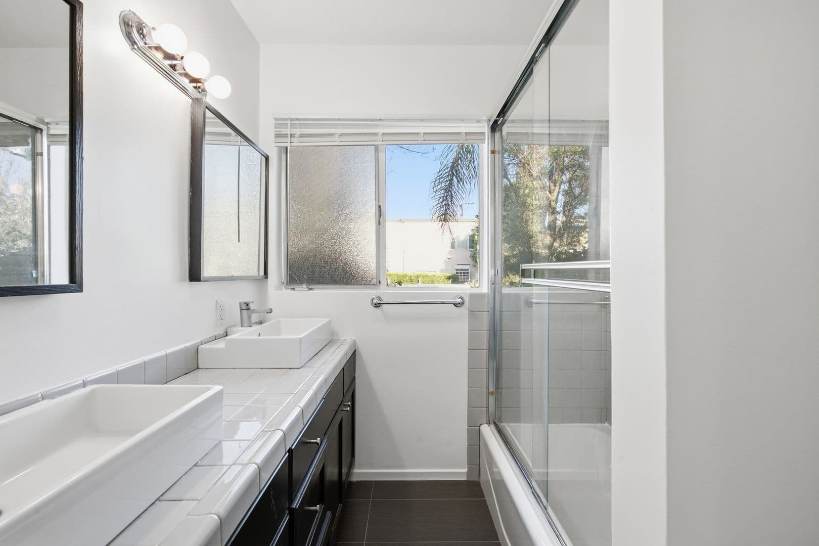 Beverly Hills Apartment: 357 S Elm Dr