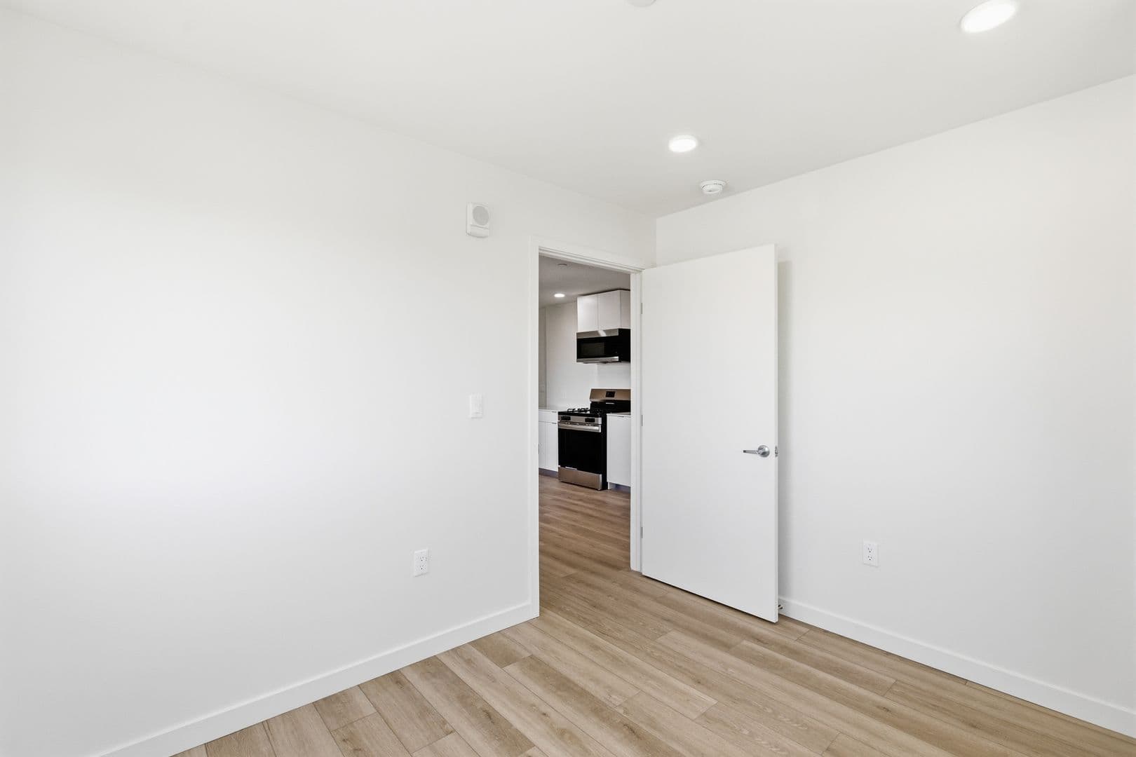 Los Angeles Apartment: 7655 San Pedro Street