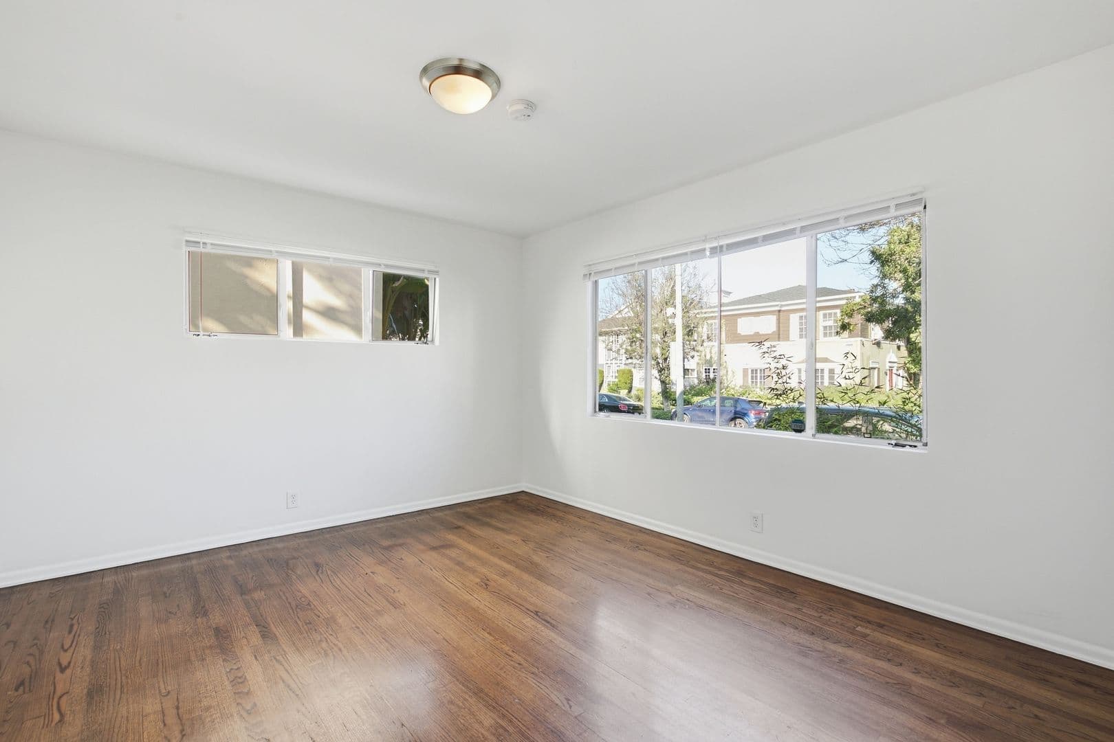 Beverly Hills Apartment: 357 S Elm Dr