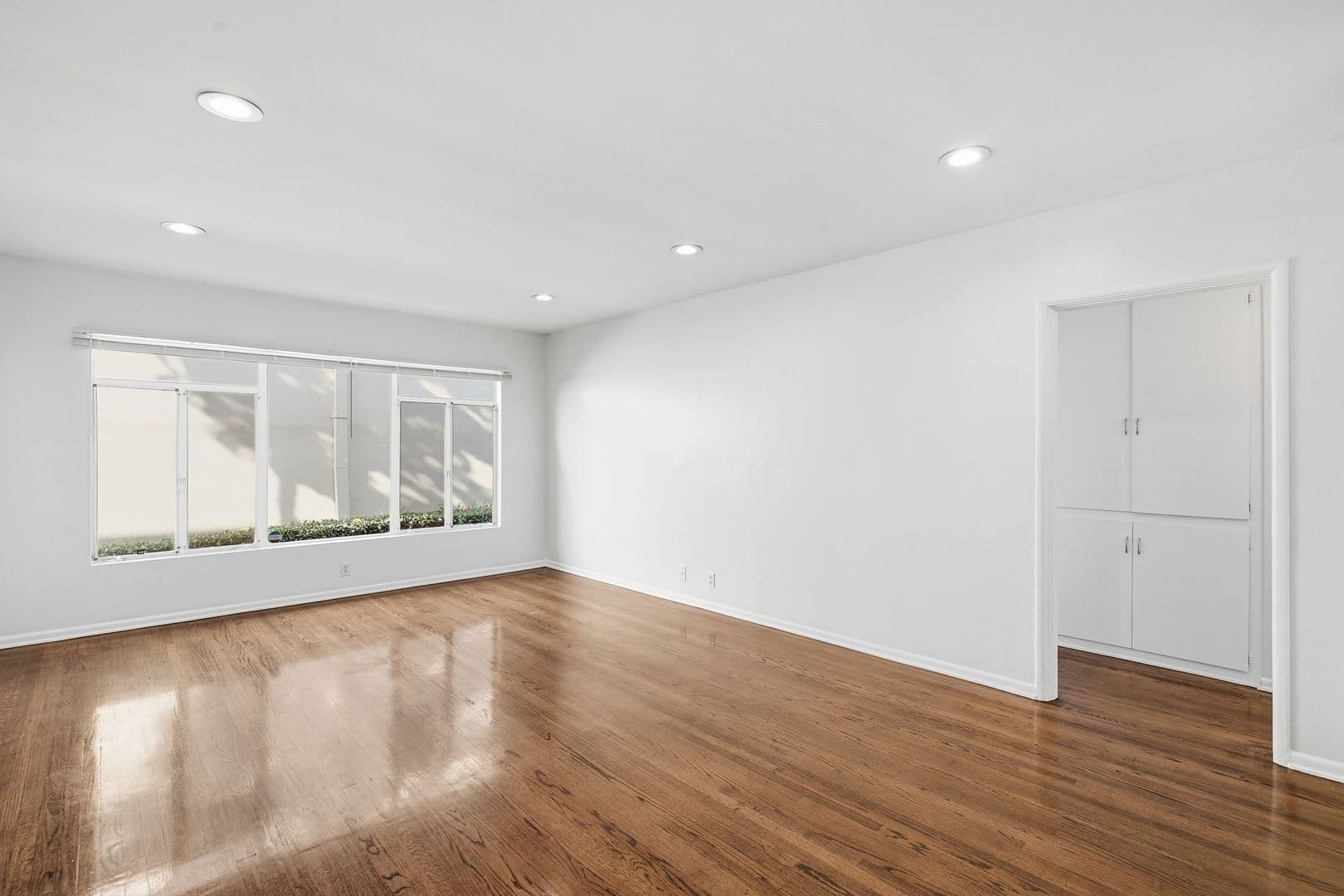 Beverly Hills Apartment: 357 S Elm Dr