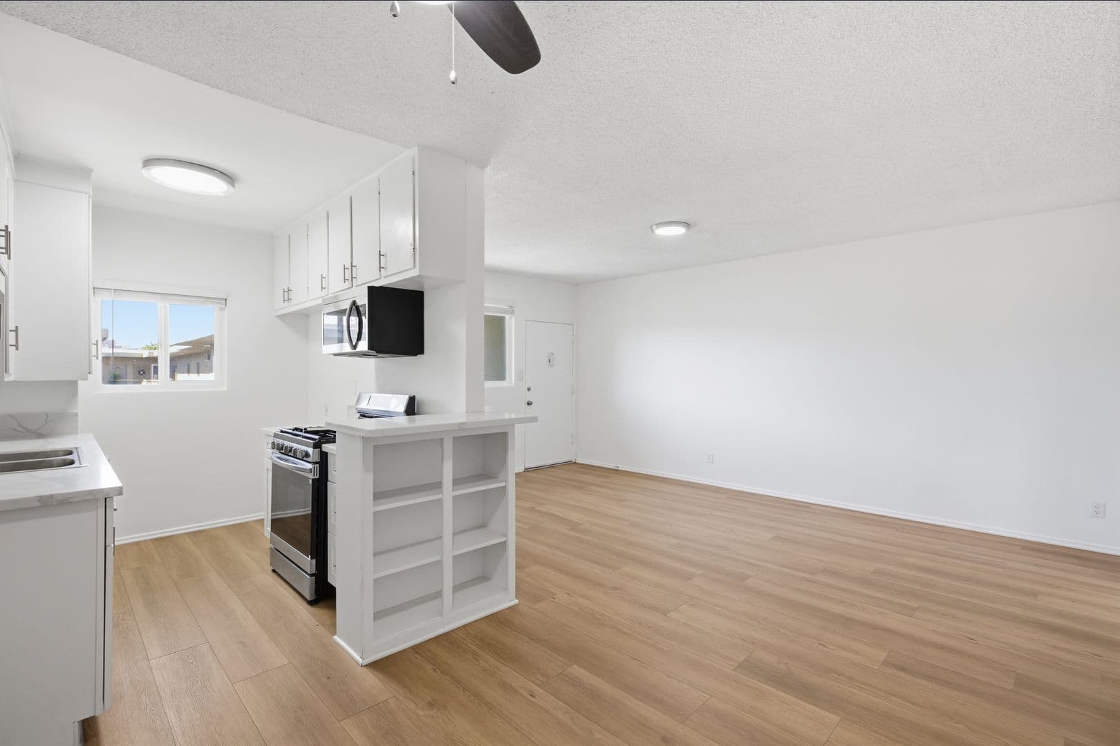 Reseda Apartment: 6632 Darby Ave