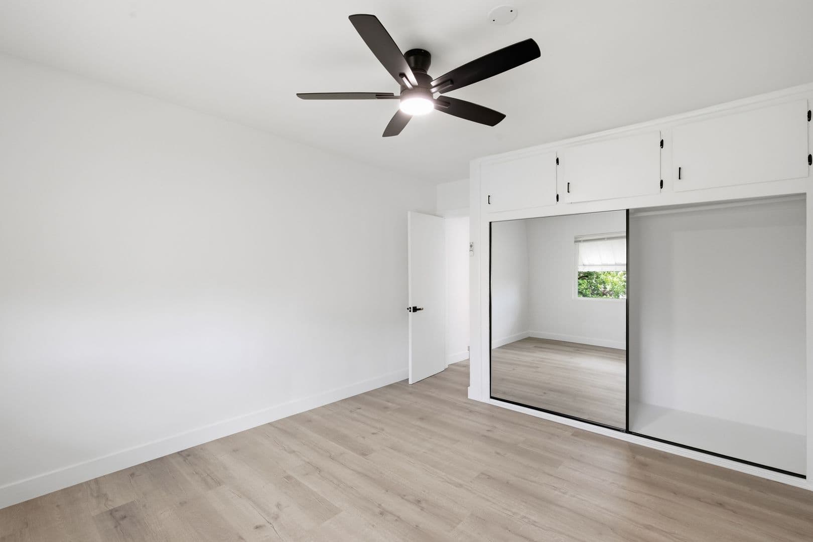 Van Nuys Apartment: 6860-6870 Hazeltine Avenue
