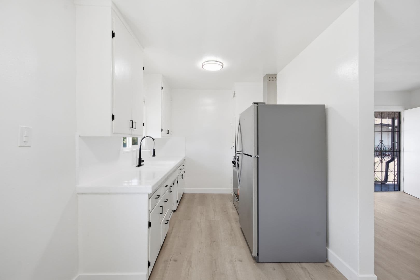 Van Nuys Apartment: 6860-6870 Hazeltine Avenue