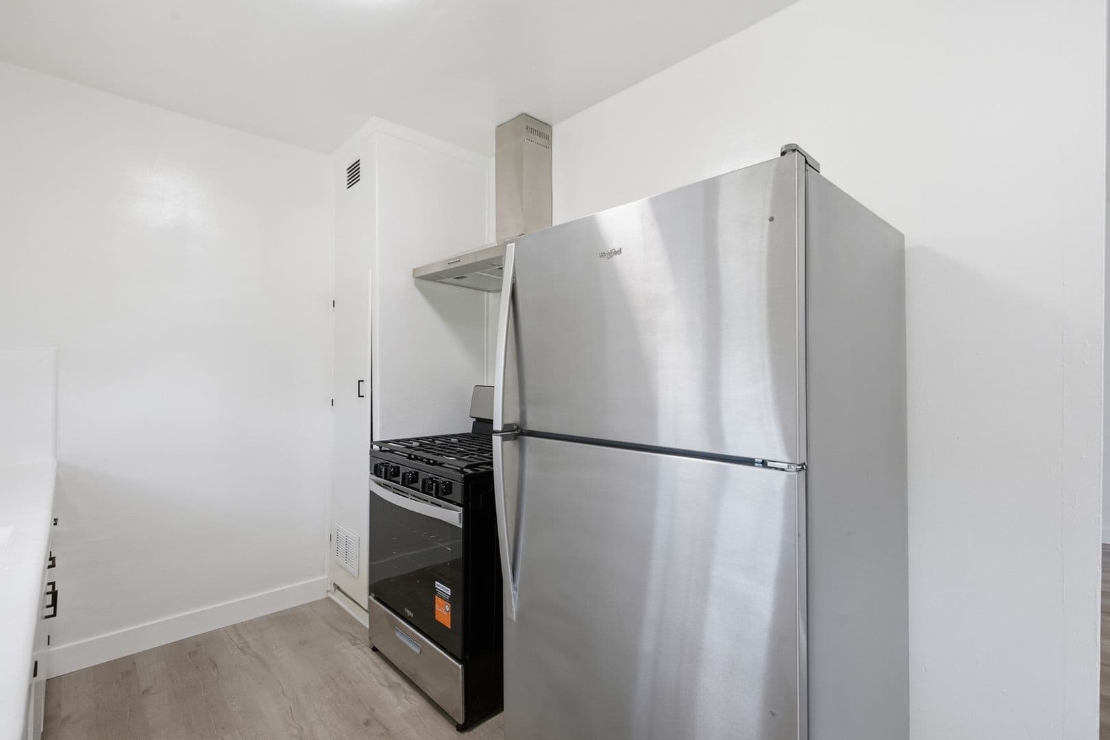 Van Nuys Apartment: 6860-6870 Hazeltine Avenue