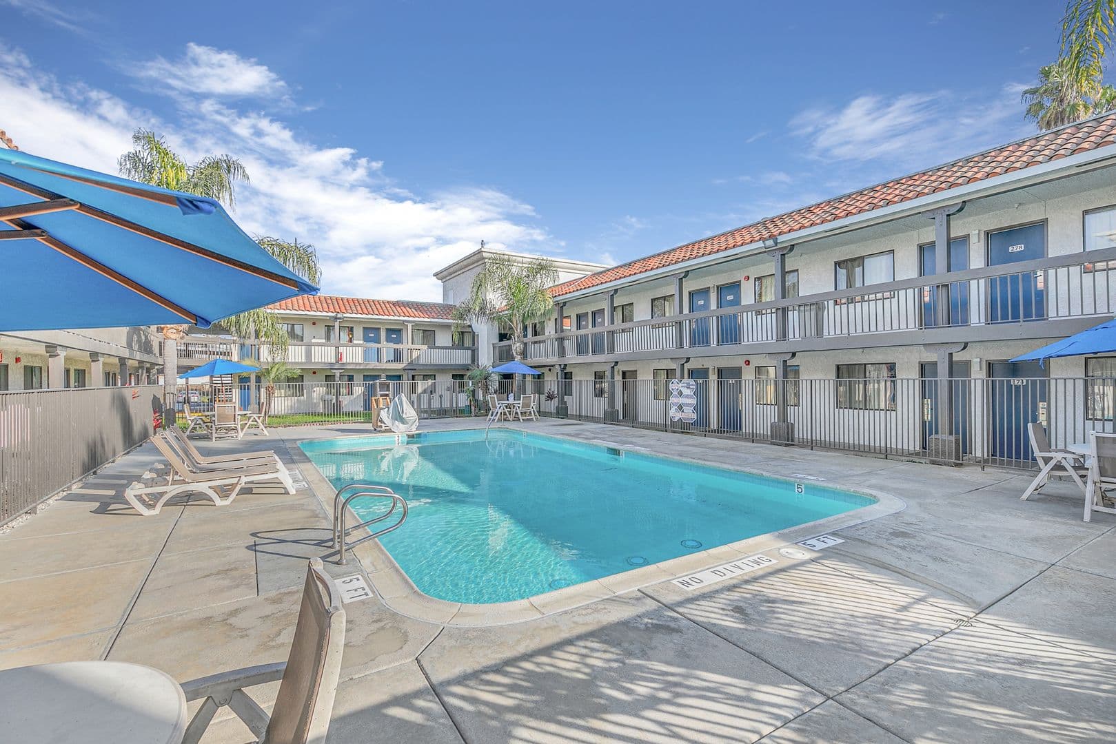 Thousand Oaks Apartment: 1516 Newbury Rd