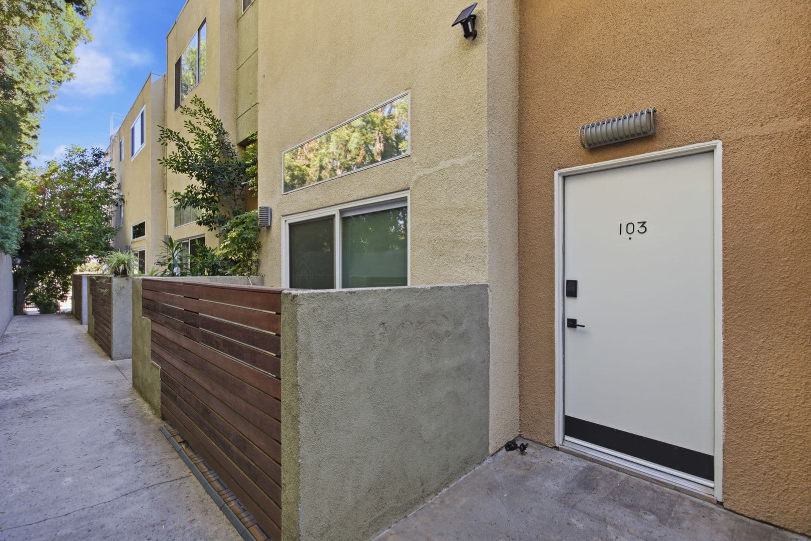 Sherman Oaks House: 4854 Coldwater Canyon Avenue #103