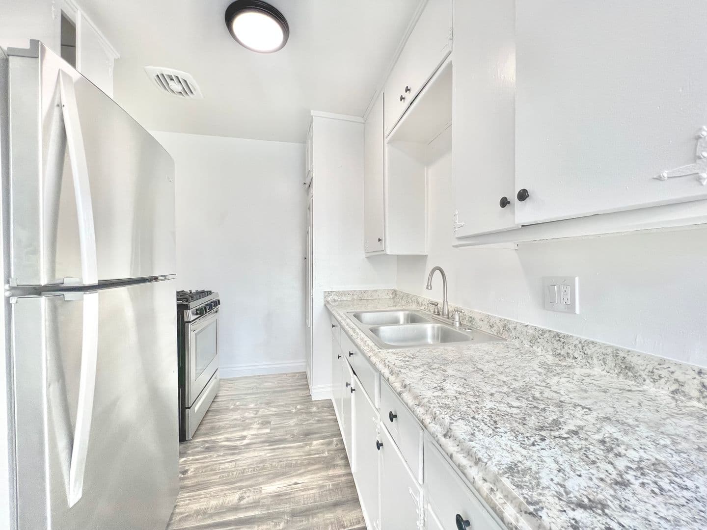 Los Angeles Apartment: 1805 W 80th St