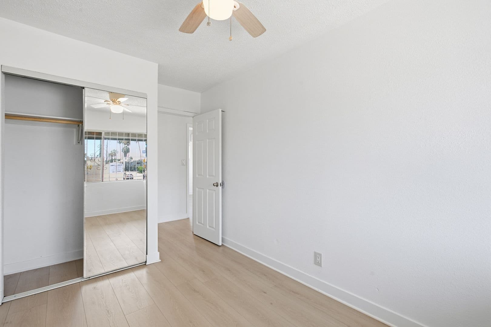 Los Angeles Apartment: 1805 W 80th St