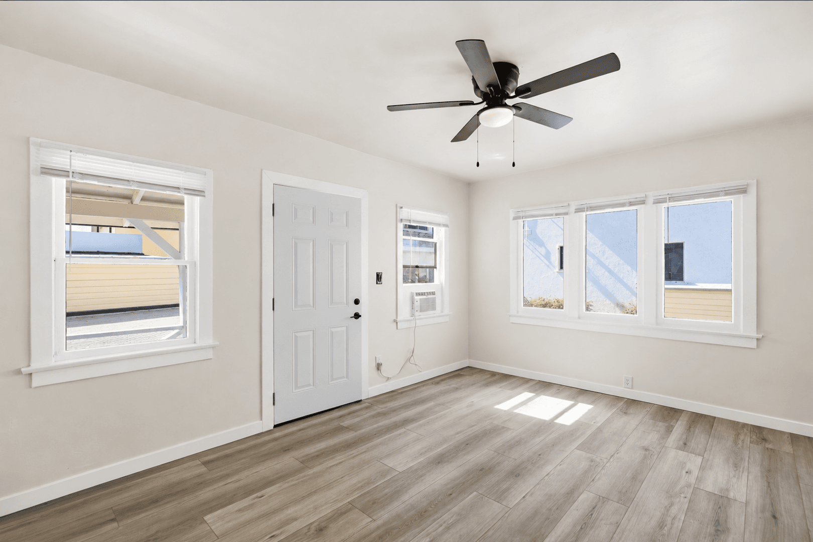Van Nuys Apartment: 6860-6870 Hazeltine Avenue