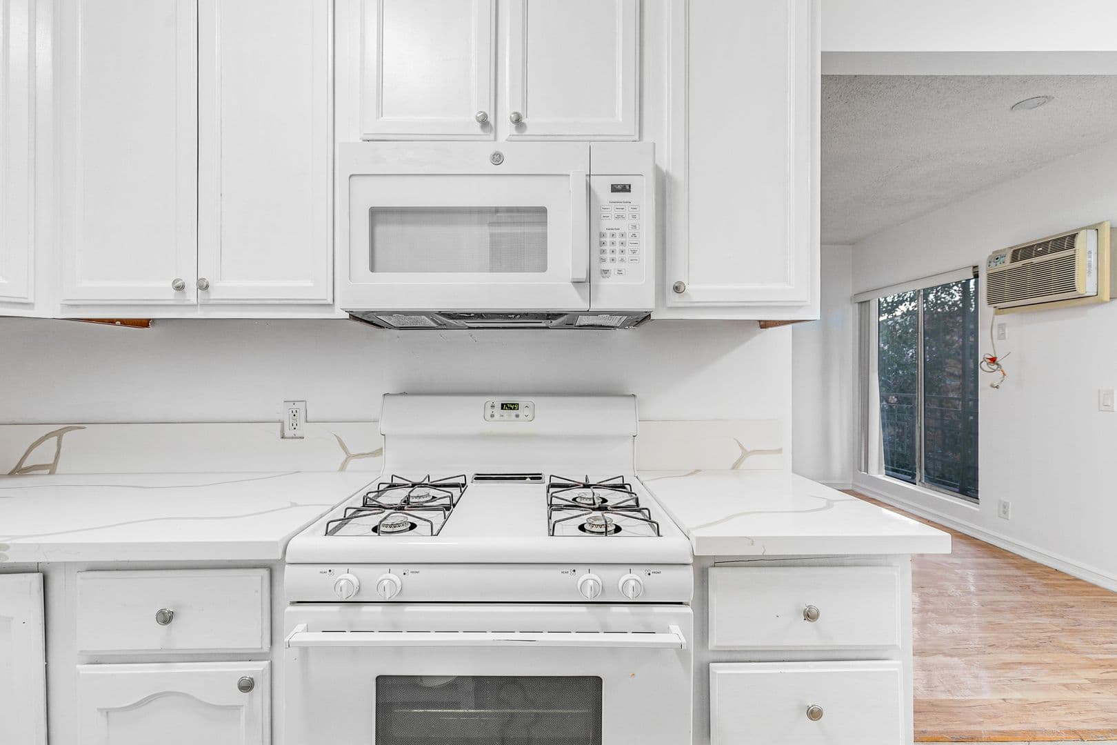 Los Angeles Apartment: 5923 Carlton Way