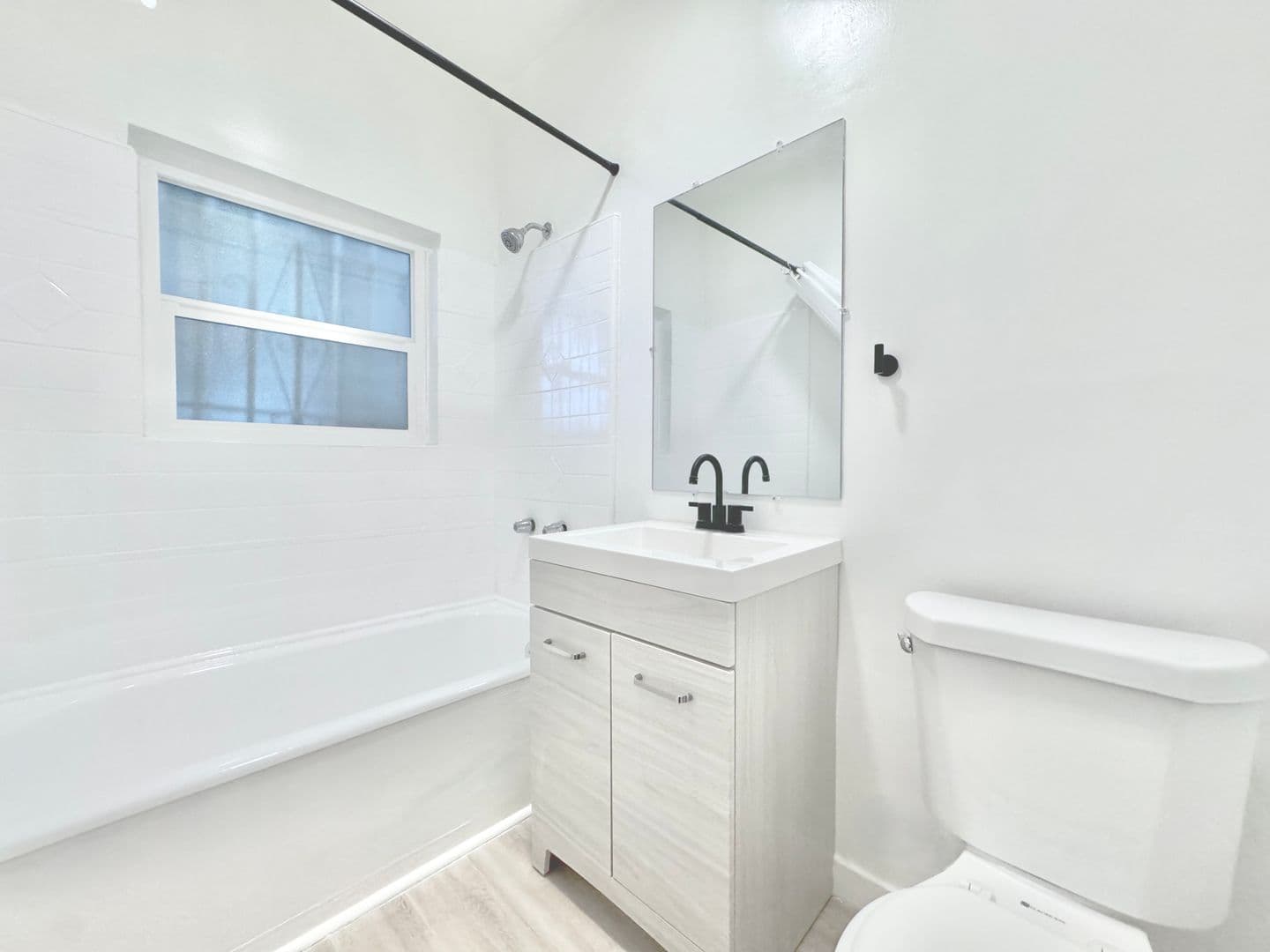 Los Angeles Apartment: 1922 Montrose Street