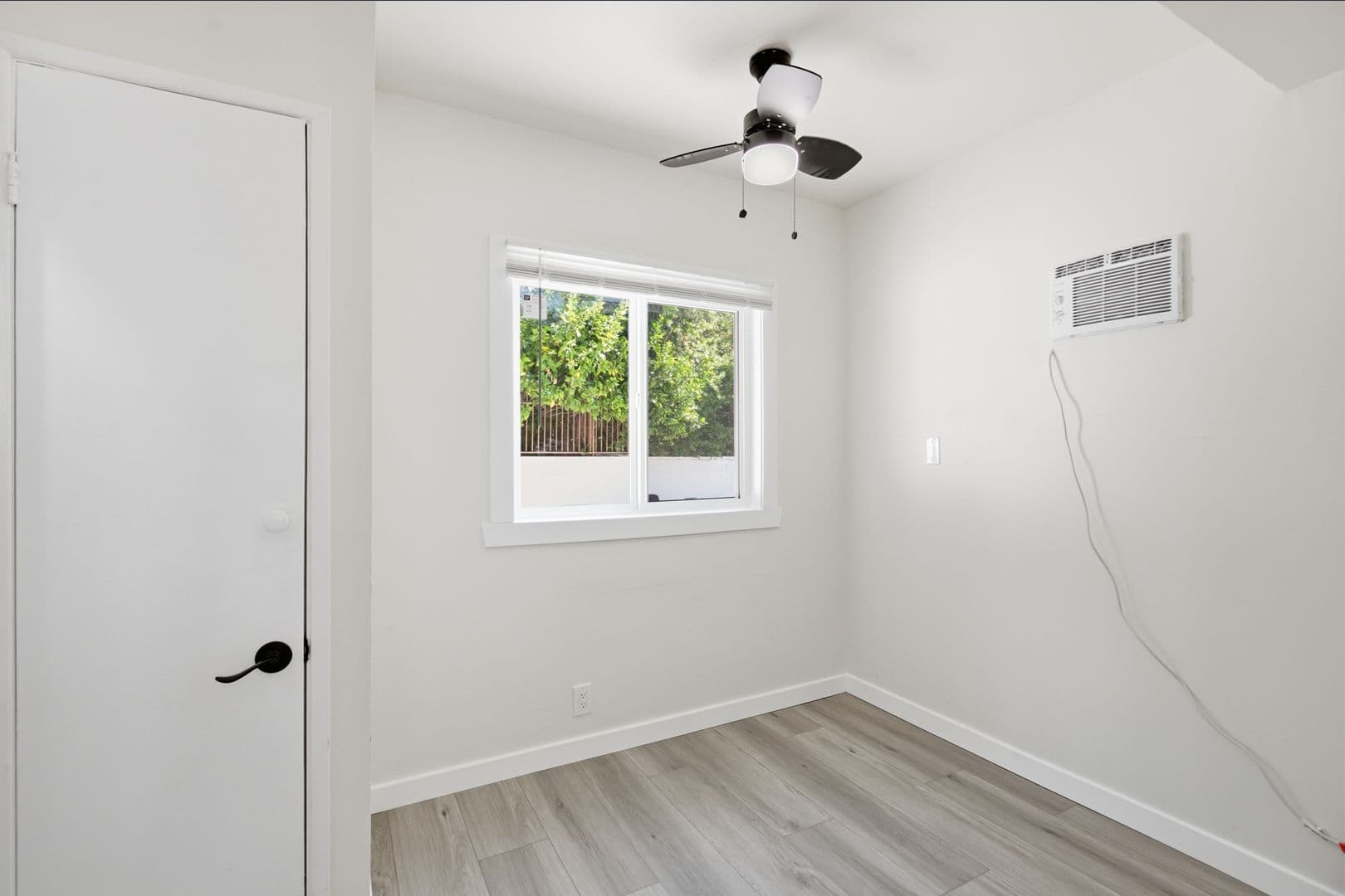 Van Nuys Apartment: 6860-6870 Hazeltine Avenue