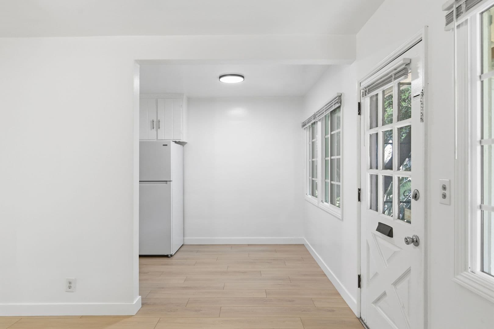 Canoga Park Apartment: 7249 Alabama Avenue