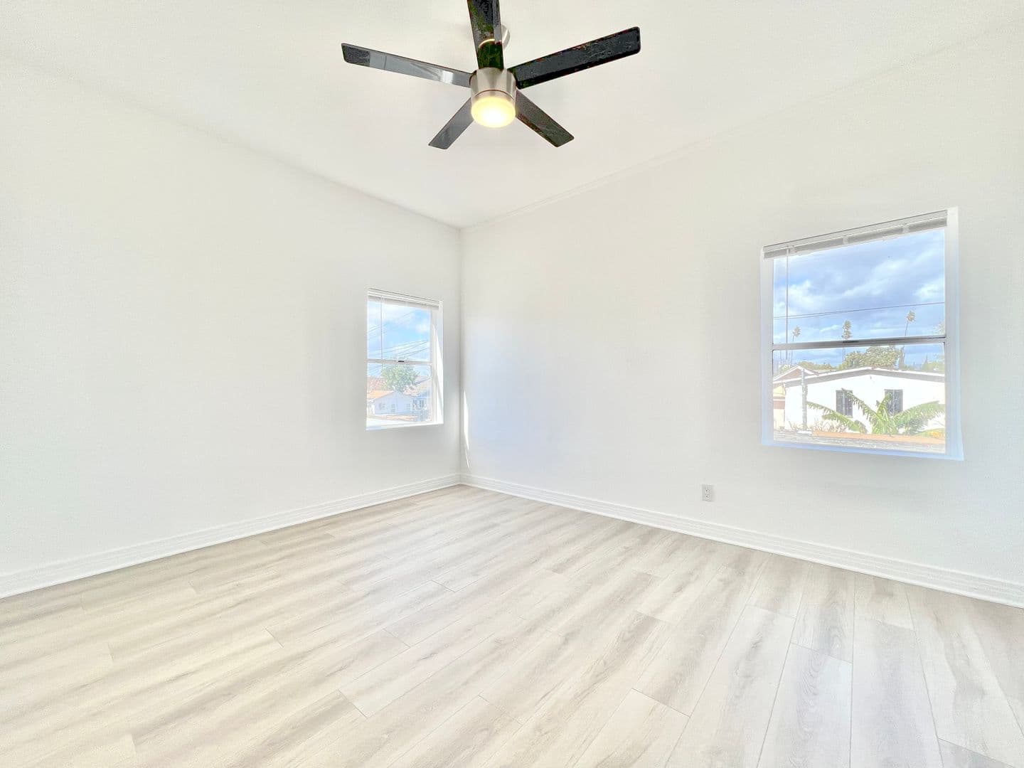 Los Angeles Apartment: 707 W 48th Street