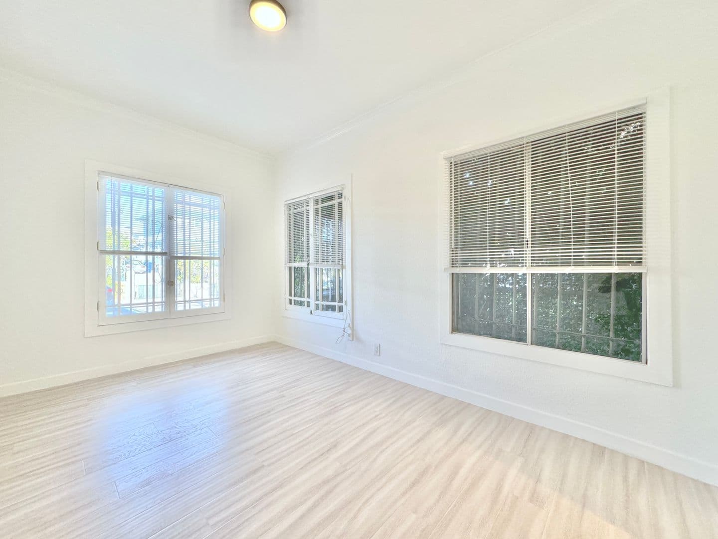 Los Angeles Apartment: 1922 Montrose Street