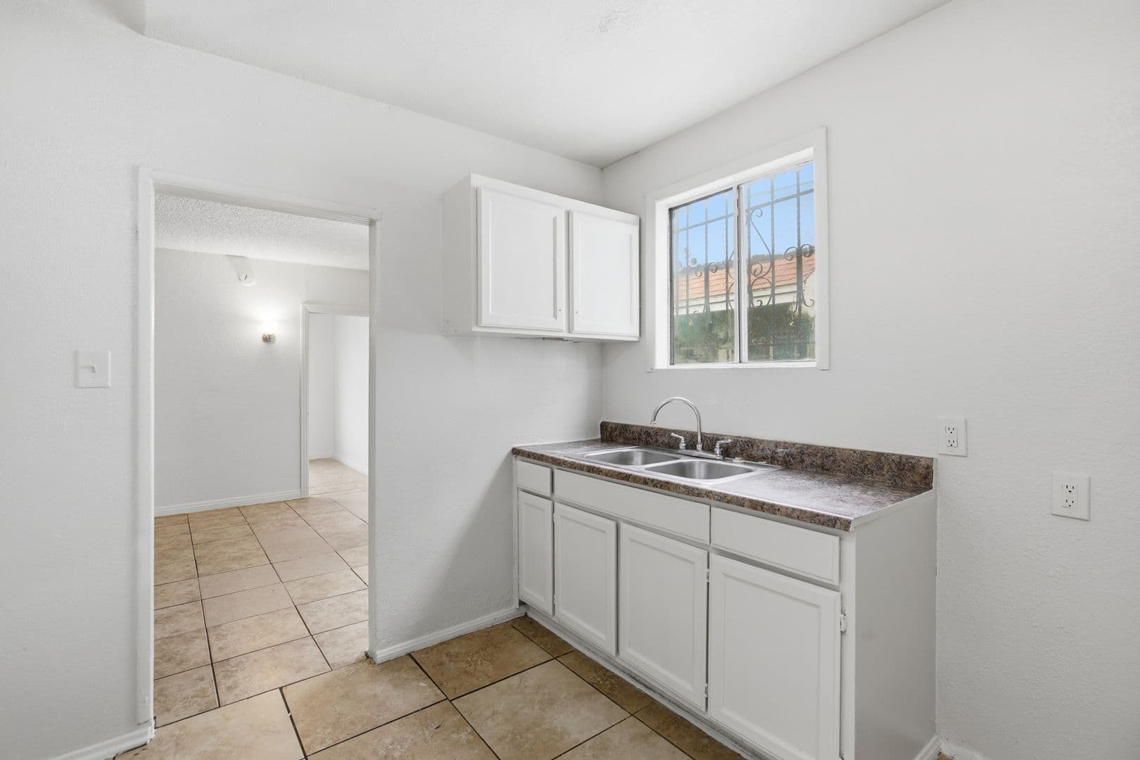 Los Angeles Apartment: 612 E 83rd St