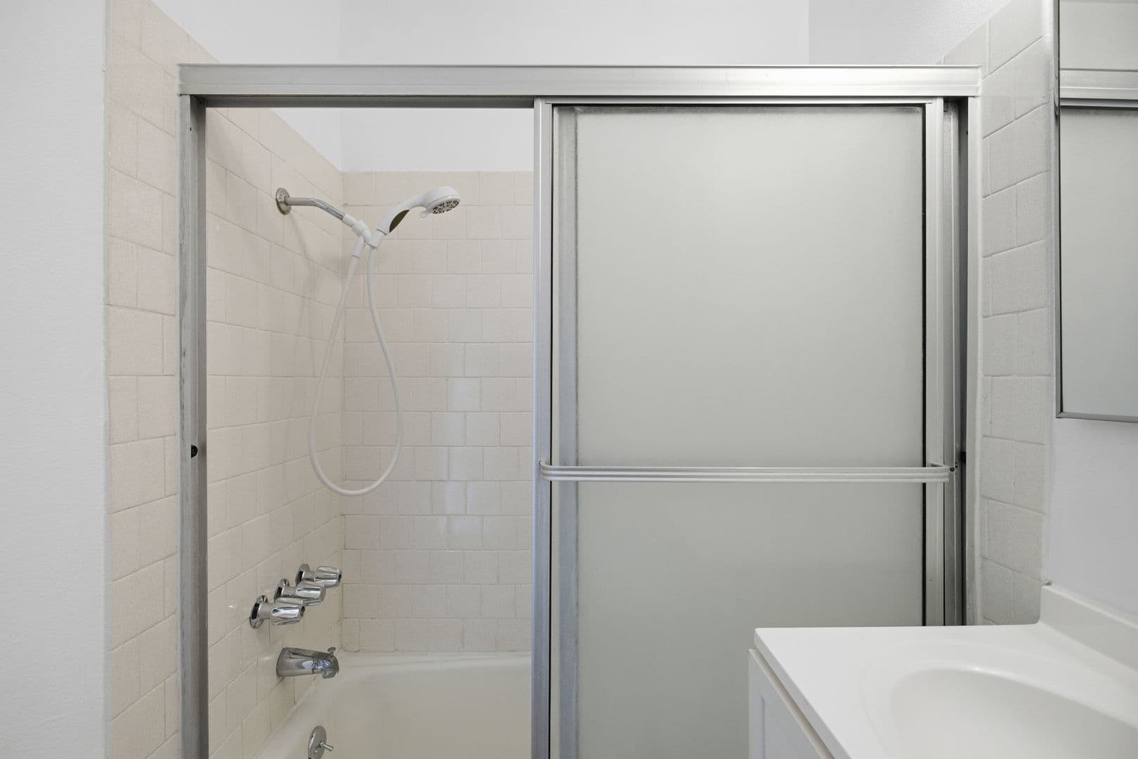 Pomona Apartment: 475 E Foothill Blvd
