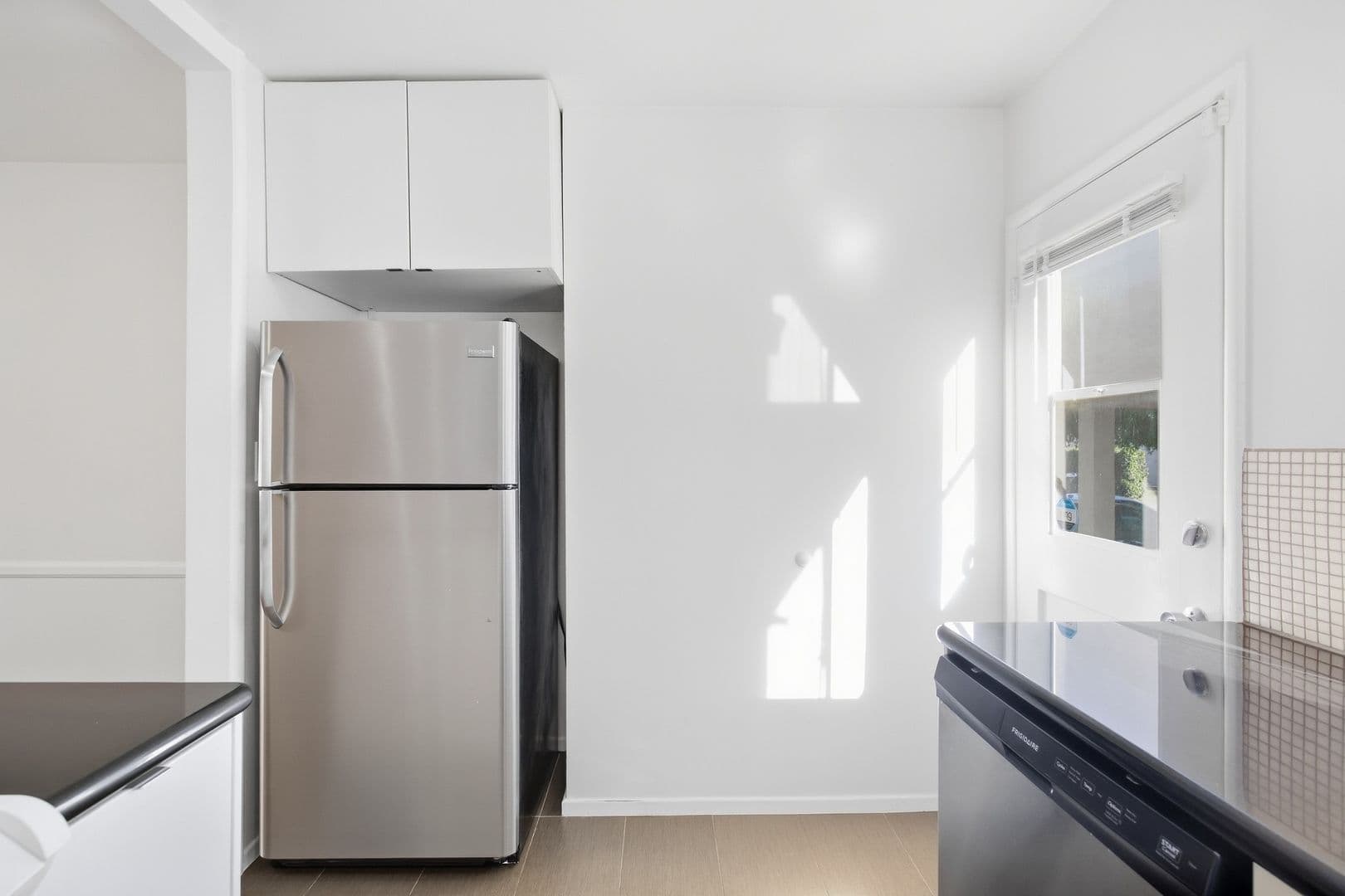 Beverly Hills Apartment: 357 S Elm Dr