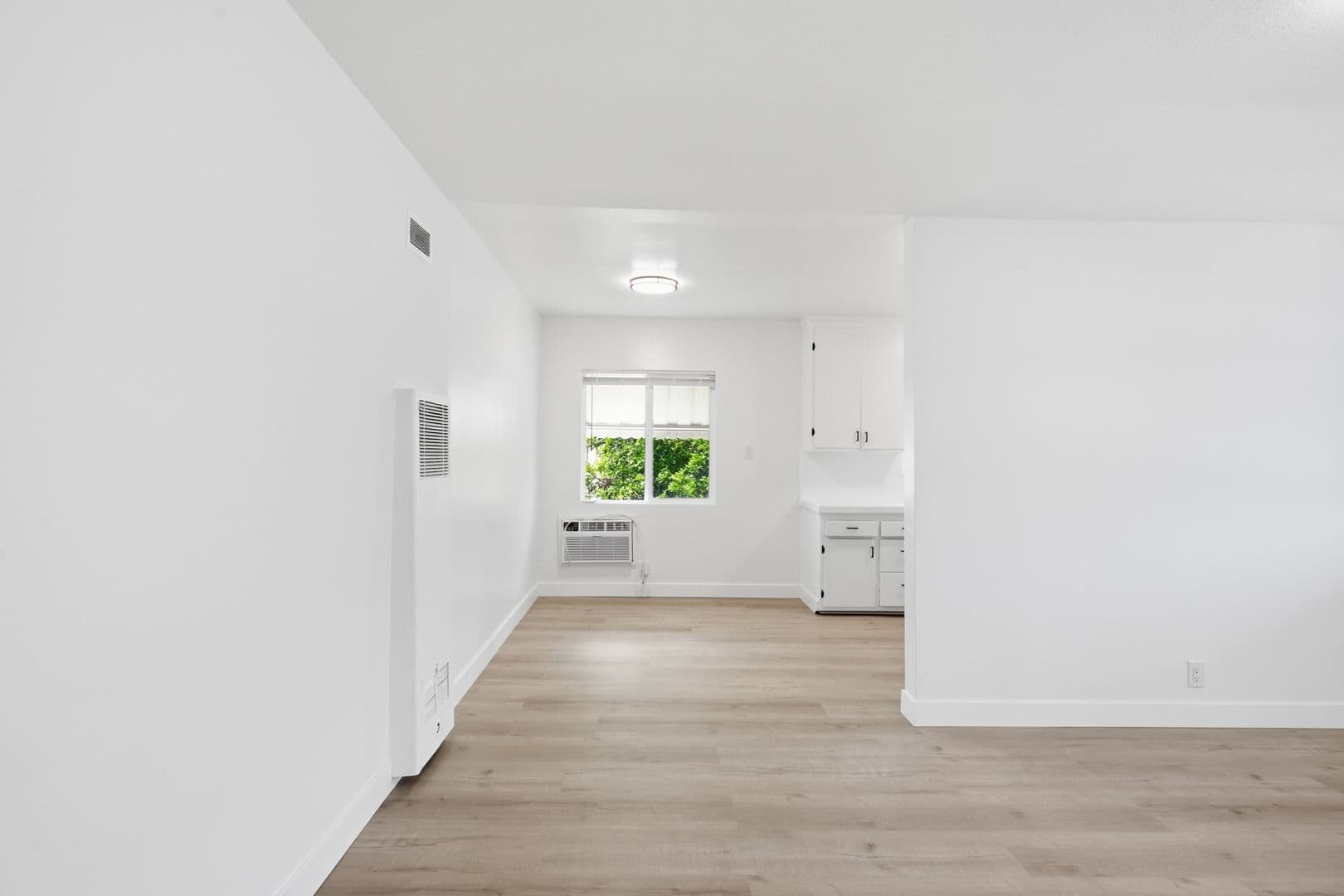 Van Nuys Apartment: 6860-6870 Hazeltine Avenue