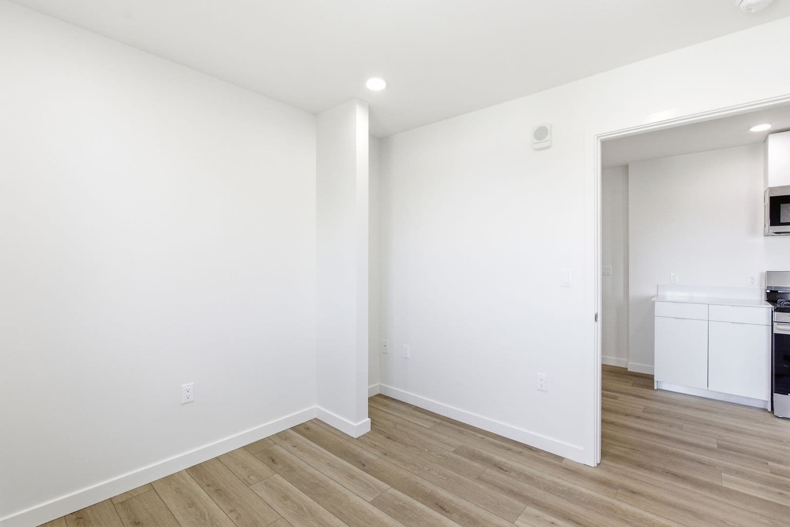 Los Angeles Apartment: 7655 San Pedro Street